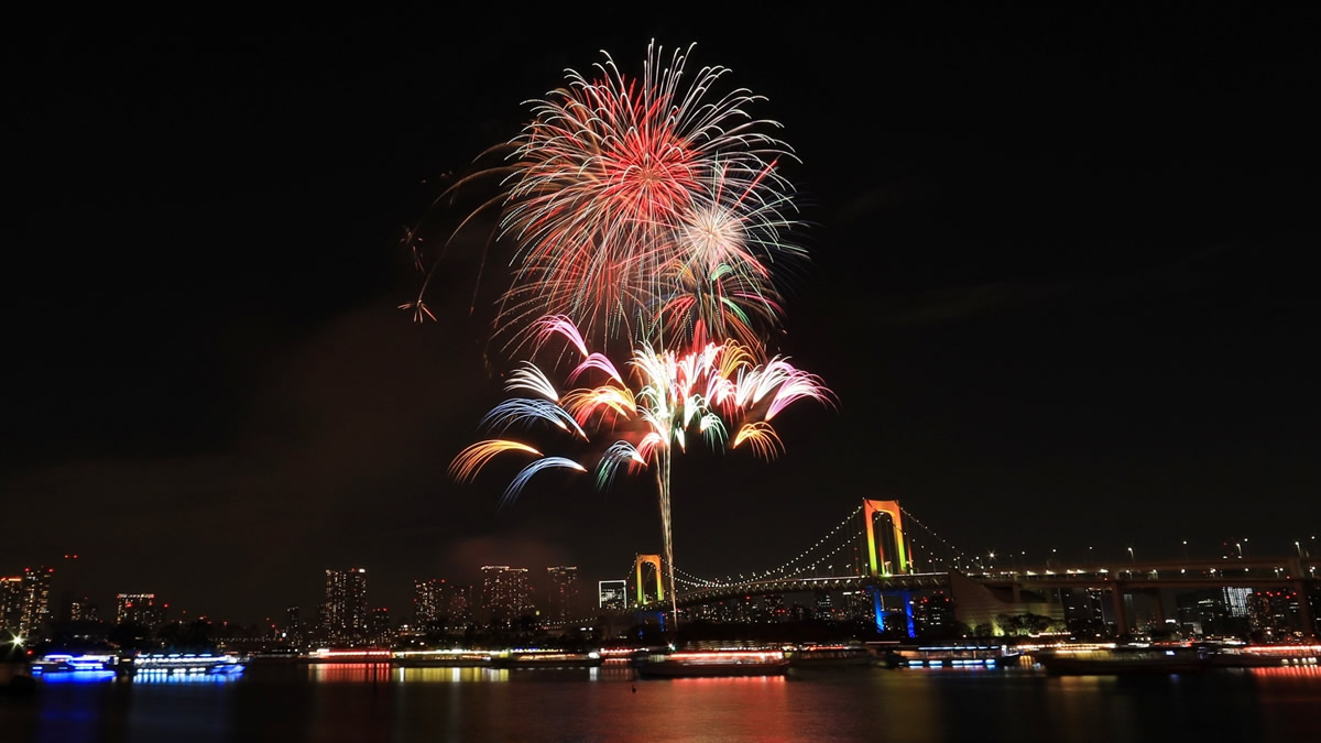 毎年恒例のお台場レインボー花火が今年も開催！12月7、14、21、24、28日の19:00より約5分間、お台場の夜空を花火 が彩る。期間中は、デックス東京ビーチやアクアシティお台場などの周辺施設でイルミネーションも開催される🎇 The annual OdaibaRainbow Fireworks are back