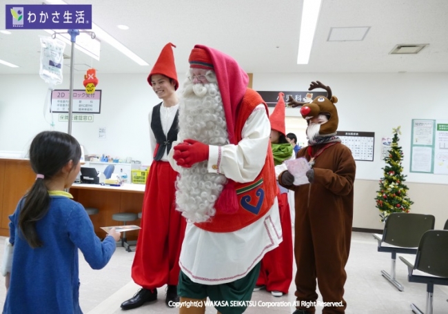 写真の本物のサンタクロースクリスマス全身のダンス - サンタクロースのストックフォトや画像を多数ご用意 - サンタクロース, 白背景, カットアウト- iStock