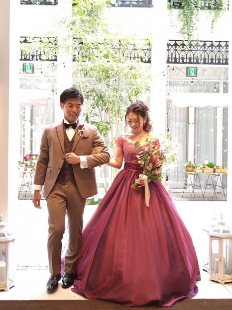 クリスマスシーズンにはメインツリー前でのショットも人気のフォトスポットに。 @hatsuko_endo @youkaen_westintokyo@antsweddingウェスティンホテル東京 ウェスティン花嫁 ホテルウェディング ホテル婚花嫁クラシカルウェディング 2025冬婚2025春婚 結婚式演出