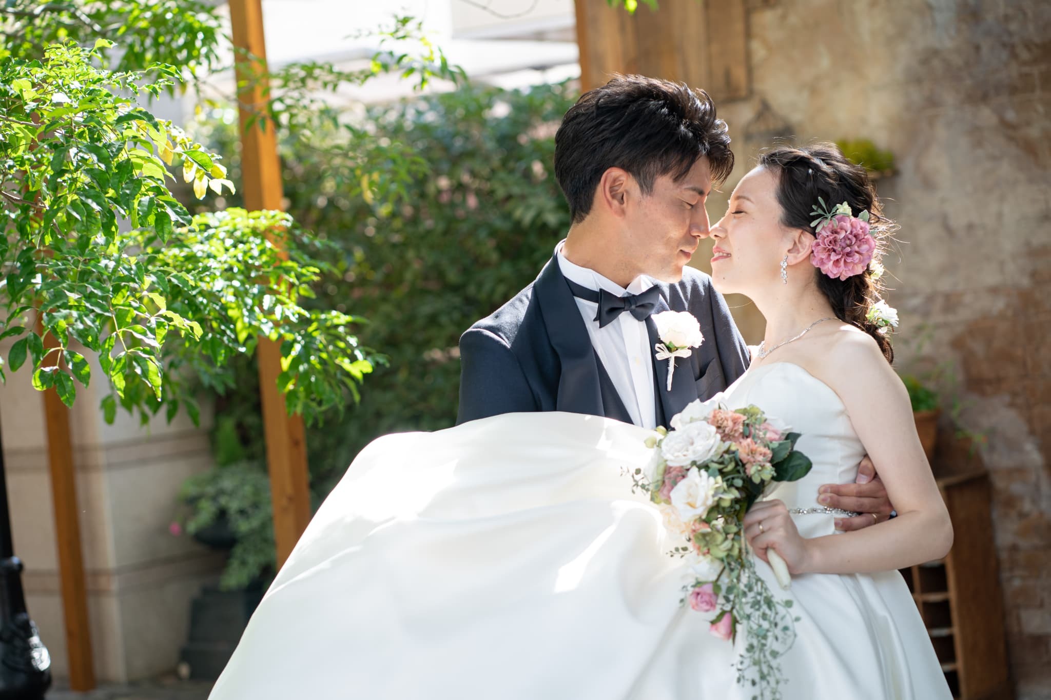 逆に抱っこしたいとのリクエストいただきました✨, ご新郎様が行うお姫様抱っこはできたらやりたいと言うことでしたが、,元和太鼓奏者のイケイケご新婦様が、一旦私やりましょうか？と志願‼️, せっかくなので、ご新婦様へ抱っこのレクチャーを🎵,動画の最後に新郎様バージョンのお姫様抱っこの結末もあります❤️, お二人らしくてとっても素敵なお写真になったんじゃないでしょうか🙇‍♂️, We