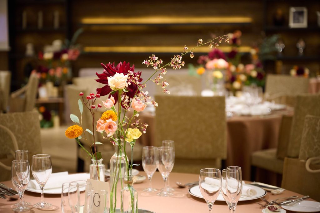 芝生や木を用いた自然あふれる森のようなリラックスできる空間での披露宴レポ♩美花嫁図鑑farny ファーニー お洒落で可愛い花嫁レポが満載！byプラコレ