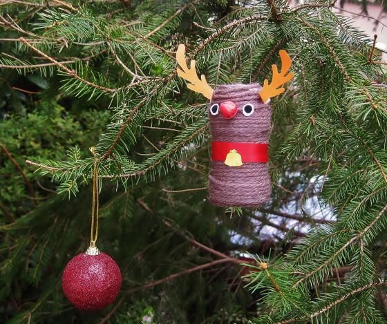 手作りのクリスマスツリ―に赤ちゃんも大喜び子どものその苗間保育園