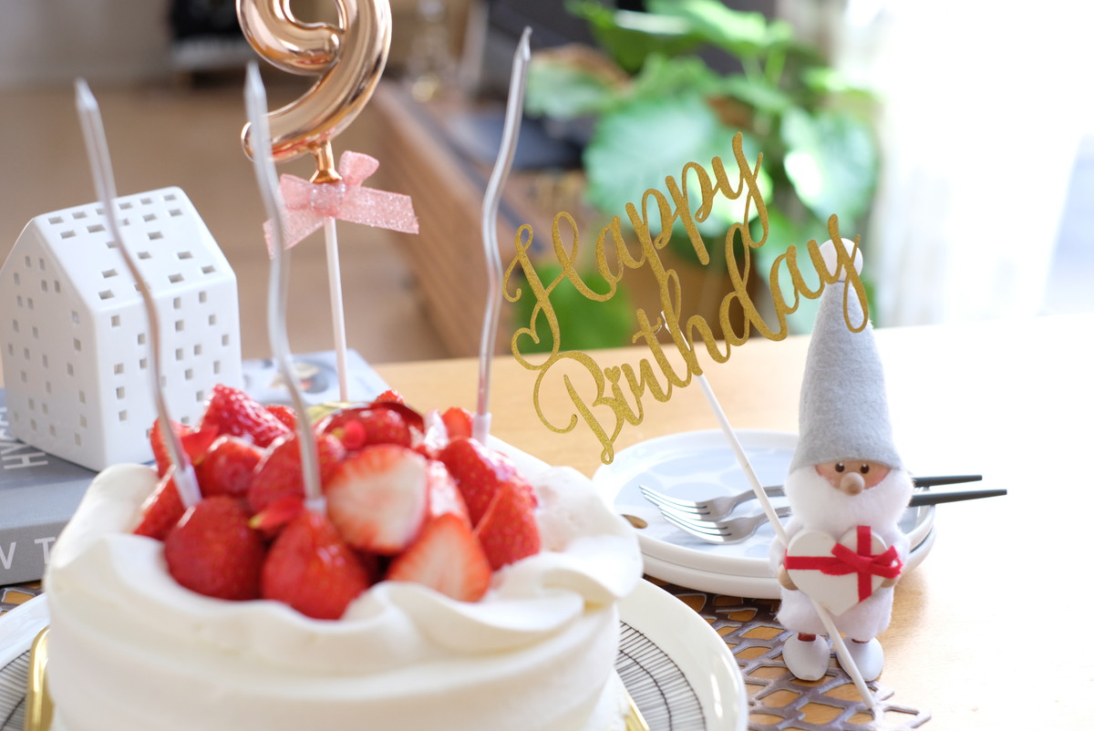 誕生日飾り付け・100均 ﾀﾞｲｿｰの数字ﾊﾞﾙｰﾝ風船やｶﾞｰﾗﾝﾄﾞ&ろうそくやｺｽﾌﾟﾚｸﾞｯｽﾞまとめ！ｾﾘｱも -100均✖Sweetsレシピ‼