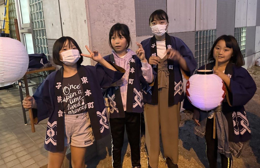 松山市でよく使われる子供達の提灯行列用の提灯です。 白い提灯が今回製作した物。 油引き 提灯の和紙の部分に雨よけ用に昔ながらの油を薄く塗る は間に合わなかったので行ってません。細い方の提灯が人力型提灯で、太い方が御用型提灯。 新しくした提灯の特徴は