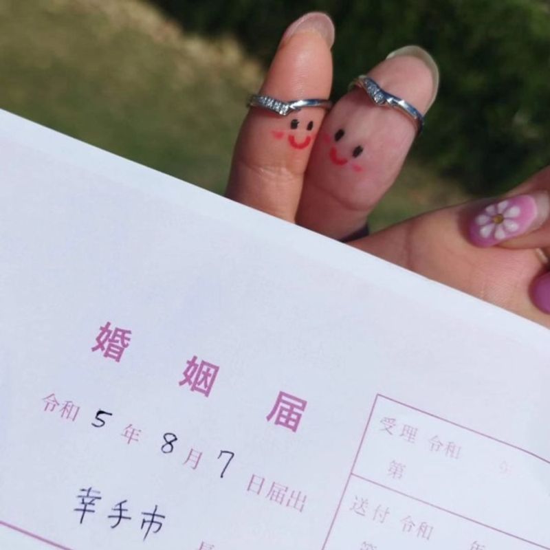 婚姻届と婚約指輪と結婚指輪とデルフィニウム - No: 4997766写真素材なら「写真AC」無料 フリー ダウンロードOK