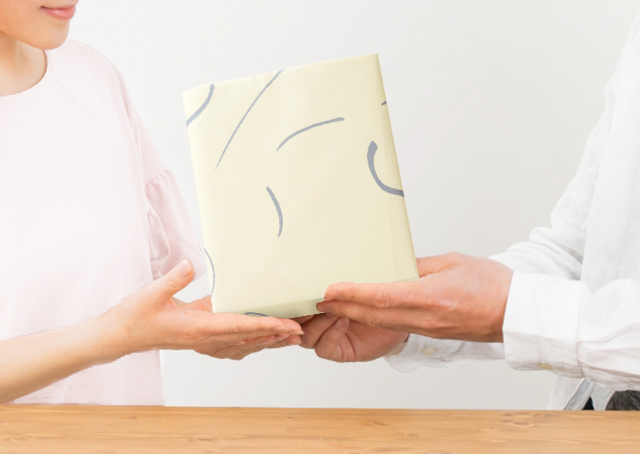ご両親への結婚挨拶で会話のキッカケにもなる手土産の渡し方アンシェウェディング