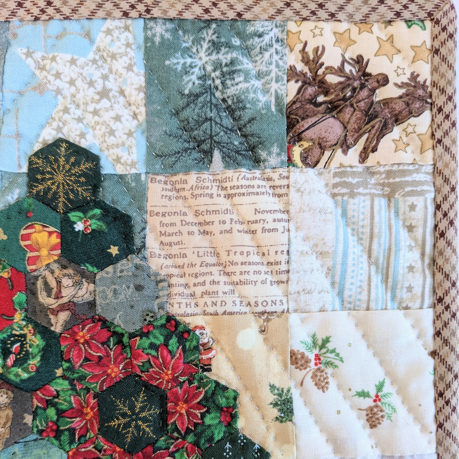 ハンドメイド パッチワークキルト タペストリー クリスマス調 パッチワークキルト☆クリスマスツリーのミニタペストリ
