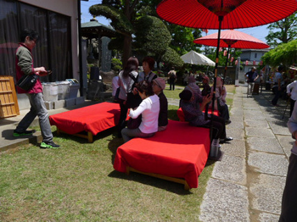 縁日年中・ひよこ保育園年中組、ひよこ保育園の縁日での様子です。今日は、幼稚園がお祭り会場に変身です。ヨーヨー釣りに金魚すくい、射的にお面や駄菓子屋と子ども達の大好きな屋台が沢山