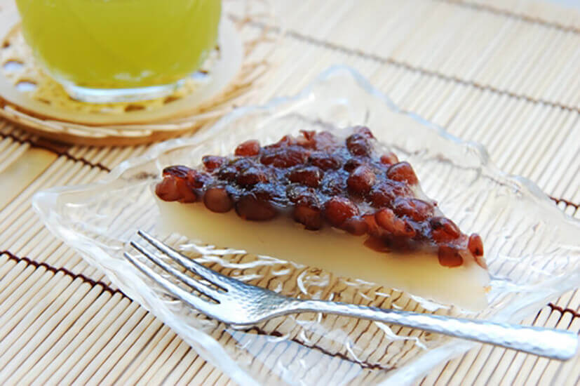 6月30日に食べる暑気払いの定番！京都発祥の和菓子「水無月」もちもちの生地に北海道産大納言をのせた、爽やかな味わい生活クラブ事業連合生活協同組合連合会のプレスリリース