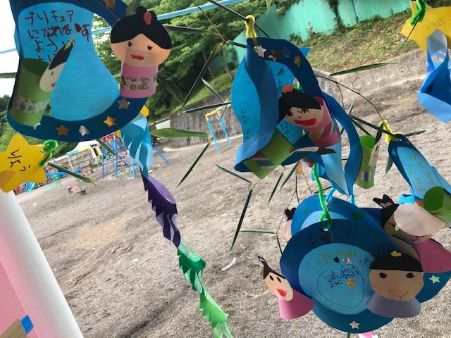 maky🎋七夕製作🎋 一歳児の担任三人で一種類ずつ七夕飾りを考えて進めています。今年は星の吹き流し、アイスクリーム、おりひめひこぼしの三種類。 私の担当、おりひめひこぼしの製作⭐️ 子ども •ビー玉アートで台紙を装飾•着物用の画用紙にクレヨンで模様を描く