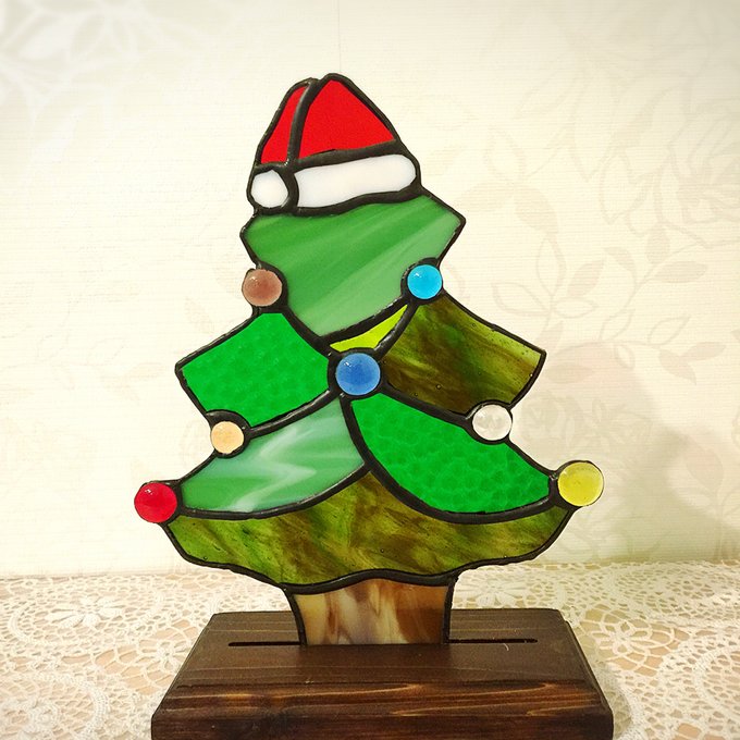 子供と楽しむクリスマスのオーナメントづくりを紹介します。セロファンやグリッターを使ってカラフルに。クラフポ