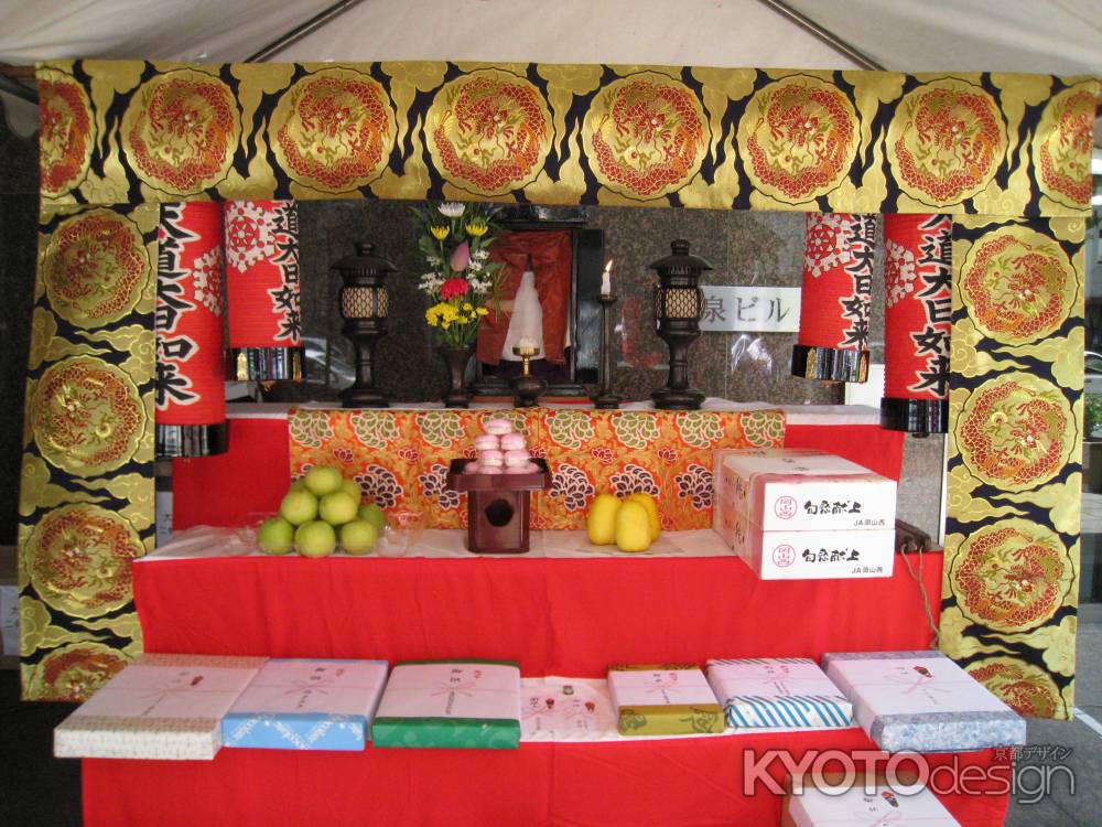 夏の風物詩地蔵盆と菓子配りとおいしい葡萄琵琶近江商店